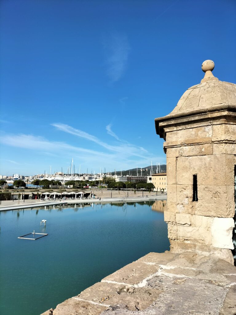 ⚡Ab Mai 2026 🧭Auf den Spuren der Piraten Mallorcas 🏴‍☠️ Fototour Altstadt Palma.✨ Ideal für Gäste, die die Atmosphäre der Altstadt intensiv erleben möchten.