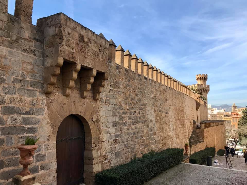 ⚡Ab Mai 2026 🧭Auf den Spuren der Piraten Mallorcas 🏴‍☠️ Fototour Altstadt Palma.✨ Ideal für Gäste, die die Atmosphäre der Altstadt intensiv erleben möchten.
