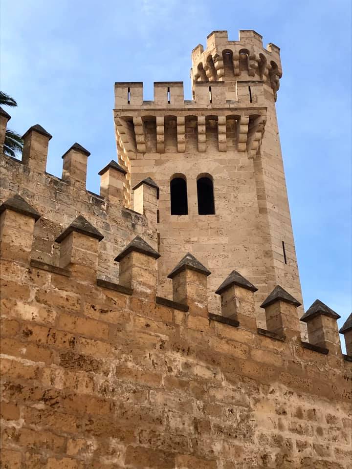 ⚡Ab Mai 2026 🧭Auf den Spuren der Piraten Mallorcas 🏴‍☠️ Fototour Altstadt Palma.✨ Ideal für Gäste, die die Atmosphäre der Altstadt intensiv erleben möchten.