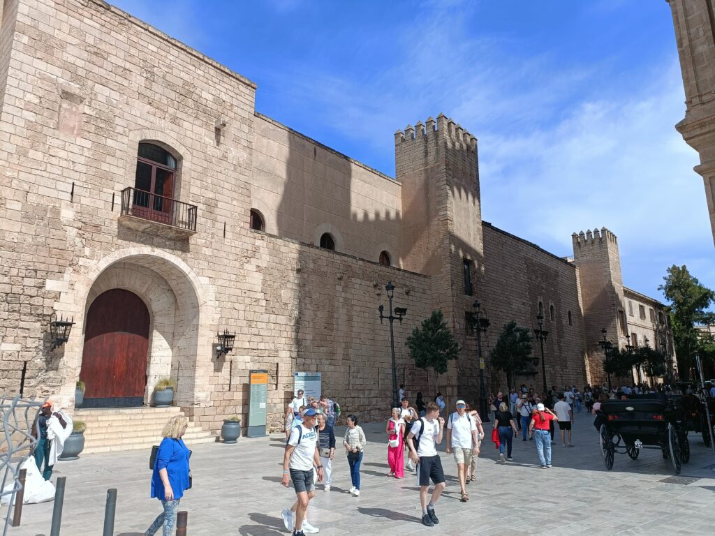 ⚡Ab Mai 2026 🧭Auf den Spuren der Piraten Mallorcas 🏴‍☠️ Fototour Altstadt Palma.✨ Ideal für Gäste, die die Atmosphäre der Altstadt intensiv erleben möchten.