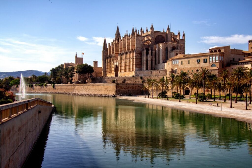 ⚡Ab Mai 2026 🧭Auf den Spuren der Piraten Mallorcas 🏴‍☠️ Fototour Altstadt Palma.✨ Ideal für Gäste, die die Atmosphäre der Altstadt intensiv erleben möchten.