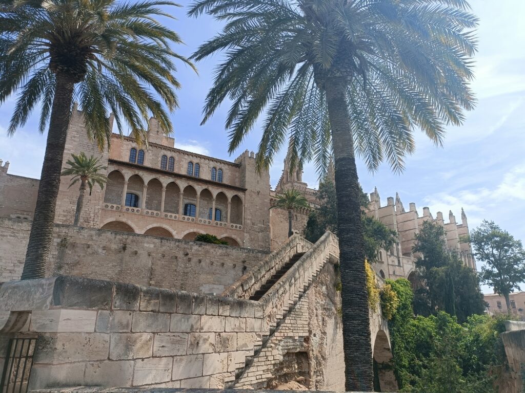 ⚡Ab Mai 2026 🧭Auf den Spuren der Piraten Mallorcas 🏴‍☠️ Fototour Altstadt Palma.✨ Ideal für Gäste, die die Atmosphäre der Altstadt intensiv erleben möchten.
