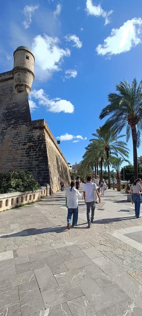 ⚡Ab Mai 2026 🧭Auf den Spuren der Piraten Mallorcas 🏴‍☠️ Fototour Altstadt Palma.✨ Ideal für Gäste, die die Atmosphäre der Altstadt intensiv erleben möchten.